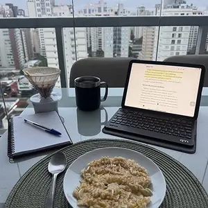 Paciente em consulta de nutrição online com a Clínica Innvicto por videochamada