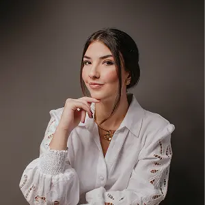 Dra. Isabela Nasser, especialista em nutrição funcional (CRN-1 17628) e modulação intestinal, em atendimento na Clínica Innvicto na Vila Olímpia, São Paulo